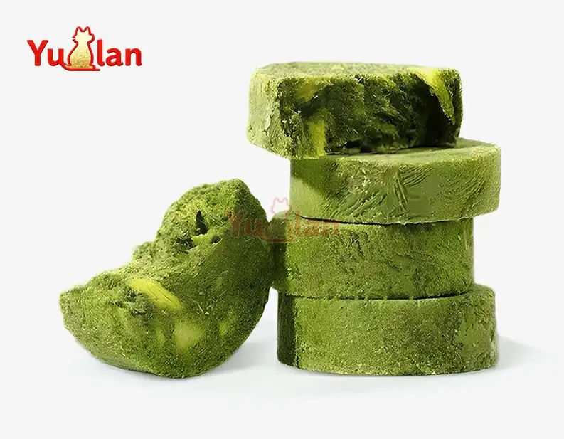 Freeze-dried cat grass biscuits